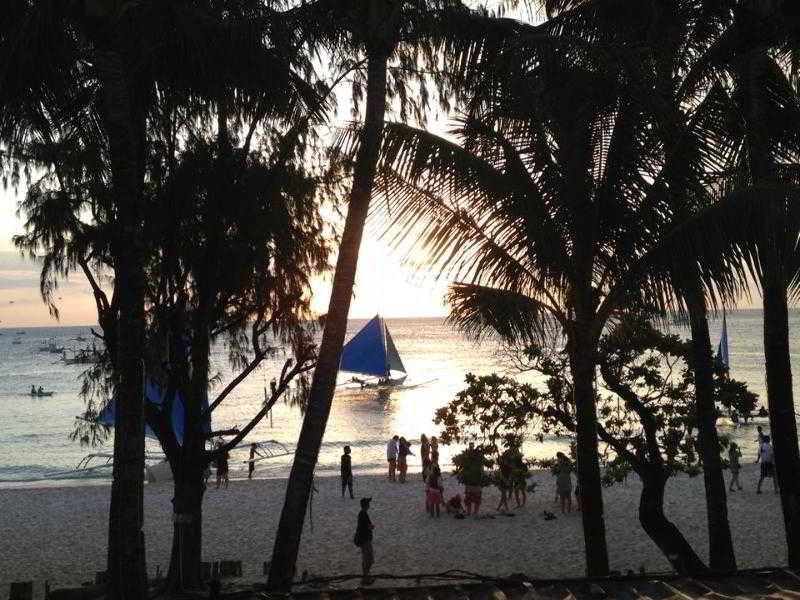 Queen\'S Beach Resort Manoc-Manoc Екстериор снимка